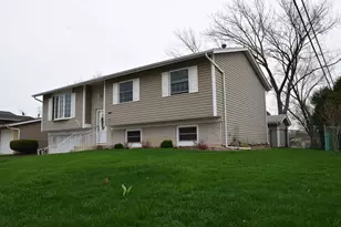 986 Yorkshire Dr, Hanover Park, IL 60133 - Photo 2