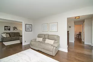 421 Burke Dr, Carol Stream, IL 60188 - Photo 6