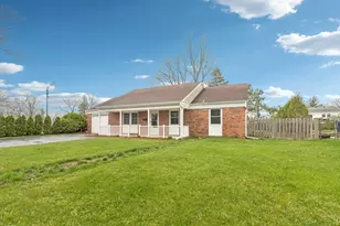 2 Emerson Dr, Schaumburg, IL 60194 - Photo 2