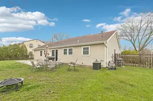 2 Emerson Dr, Schaumburg, IL 60194 - Photo 4