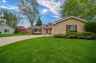 401 Greentree Pkwy, Libertyville, IL 60048 - Photo 2