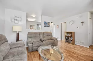 626 N Triumph Ct, Hainesville, IL 60073 - Photo 6