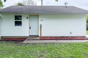 1320 Hedge Rd, Champaign, IL 61821 - Photo 2