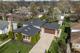 909 S Waverly Pl, Mount Prospect, IL 60056 - Photo 2
