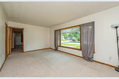 319 N Lord Avenue, Carpentersville, IL 60110 - Photo 6