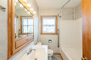 319 N Lord Ave, Carpentersville, IL 60110 - Photo 14