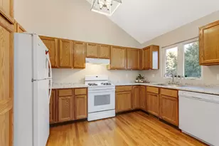 824 E Kahler Rd, Wilmington, IL 60481 - Photo 6
