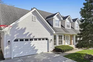 1601 Crowfoot Cir N, Hoffman Estates, IL 60169 - Photo 2