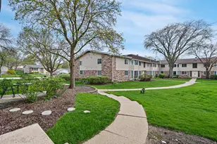 3030 Roberts Dr, Woodridge, IL 60517 - Photo 2