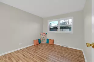 1423 S Busse Rd, Mount Prospect, IL 60056 - Photo 8