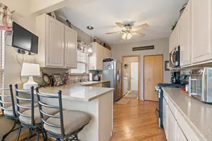 910 Cynthia Ln, Lake in the Hills, IL 60156 - Photo 8