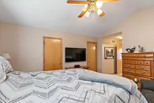 910 Cynthia Ln, Lake in the Hills, IL 60156 - Photo 16