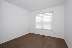 400 Woodview Cir, Elgin, IL 60120 - Photo 26