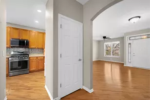 1870 Hampshire Dr, Hoffman Estates, IL 60192 - Photo 4