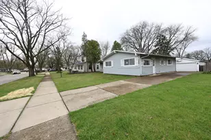 704 Lincolnwood Dr, Streamwood, IL 60107 - Photo 2
