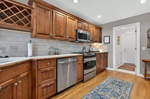 811 King Henry Ln, Saint Charles, IL 60174 - Photo 8