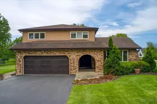36W345 Barton Dr, Saint Charles, IL 60175 - Photo 2