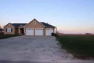 306 S 3rd St, Ashkum, IL 60911 - Photo 2
