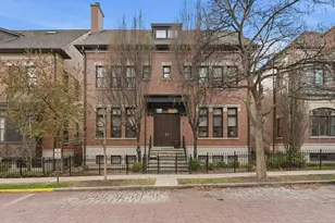 2660 N Hartland Ct, Chicago, IL 60614 - Photo 1