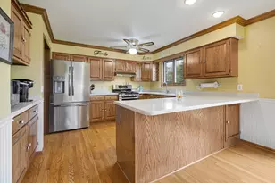48W607 Whispering Oaks Dr, Hampshire, IL 60140 - Photo 4