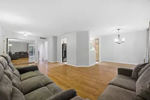 1925 Golf View Dr, Bartlett, IL 60103 - Photo 4