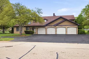 1925 Golf View Dr, Bartlett, IL 60103 - Photo 2