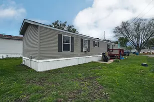 57 Redwood Manor Dr, Pontiac, IL 61764 - Photo 2