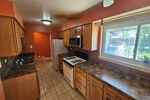 1910 W Hatherleigh Ct, Mount Prospect, IL 60056 - Photo 2