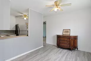1000 N Bluebonnet Ln, Hoffman Estates, IL 60169 - Photo 8