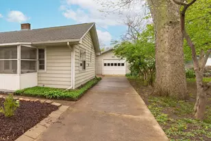 708 Market St, Henry, IL 61537 - Photo 2