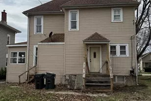 706 Locust St, Sterling, IL 61081 - Photo 2
