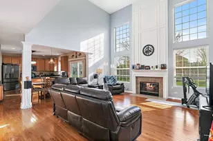 4077 Stratford Ln, Carpentersville, IL 60110 - Photo 6