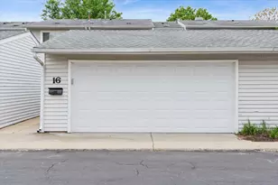 16 Wintergreen Ct, Woodridge, IL 60517 - Photo 4
