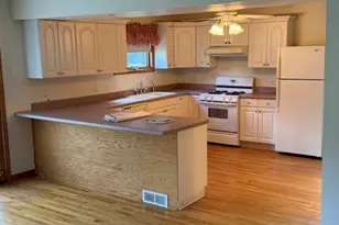 125 Maple Ct, Geneva, IL 60134 - Photo 2