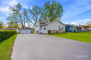 2207 Kirchoff Rd, Rolling Meadows, IL 60008 - Photo 2