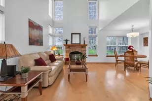 18 Meadow Ct, Schaumburg, IL 60193 - Photo 2