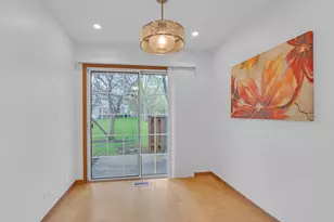 18 Meadow Ct, Schaumburg, IL 60193 - Photo 8