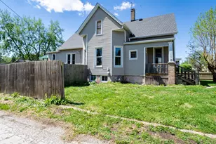 902 W Grove St, Bloomington, IL 61701 - Photo 2