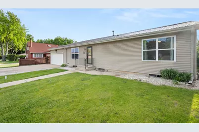 1605 Longwood Drive, Sycamore, IL 60178 - Photo 2
