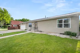 1605 Longwood Dr, Sycamore, IL 60178 - Photo 2