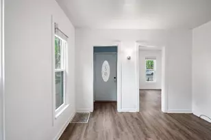 447 Ashland Ave, Elgin, IL 60123 - Photo 4
