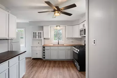 447 Ashland Avenue, Elgin, IL 60123 - Photo 8