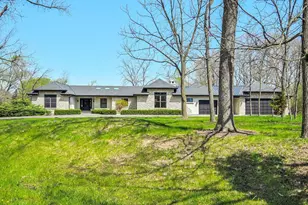 2038 Camphill Cir, Inverness, IL 60067 - Photo 2