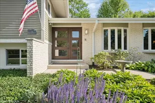 16 Lagoon Dr, Hawthorn Woods, IL 60047 - Photo 2