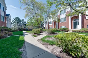 136 Morgan's Gate Dr, Wood Dale, IL 60191 - Photo 2