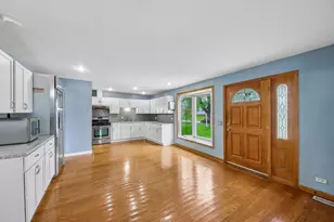 670 Lakeview Ln, Hoffman Estates, IL 60169 - Photo 6