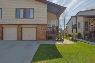 1332 Kingsbury Dr, Hanover Park, IL 60133 - Photo 2