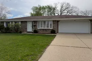 935 S Cedarcrest Dr, Schaumburg, IL 60193 - Photo 2