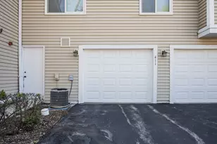 411 Stevenson Pl, Vernon Hills, IL 60061 - Photo 4