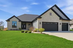 718 Independence Ave, Sycamore, IL 60178 - Photo 2